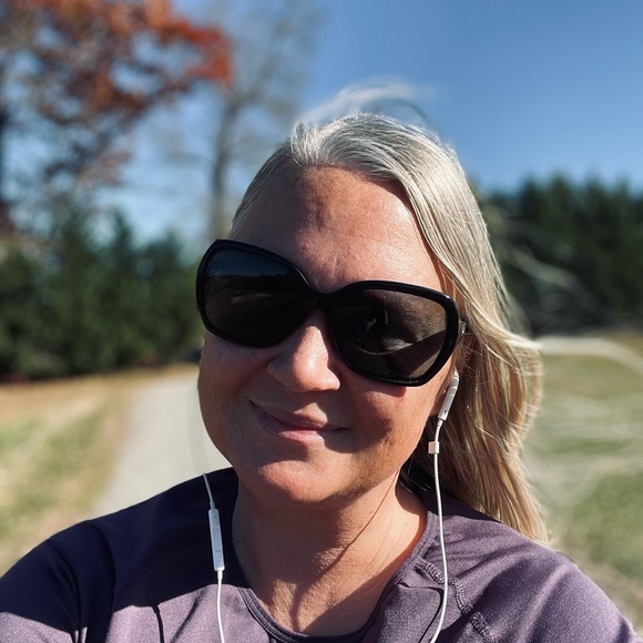 Meet your Posher, Jessica - Picture 3 of 3